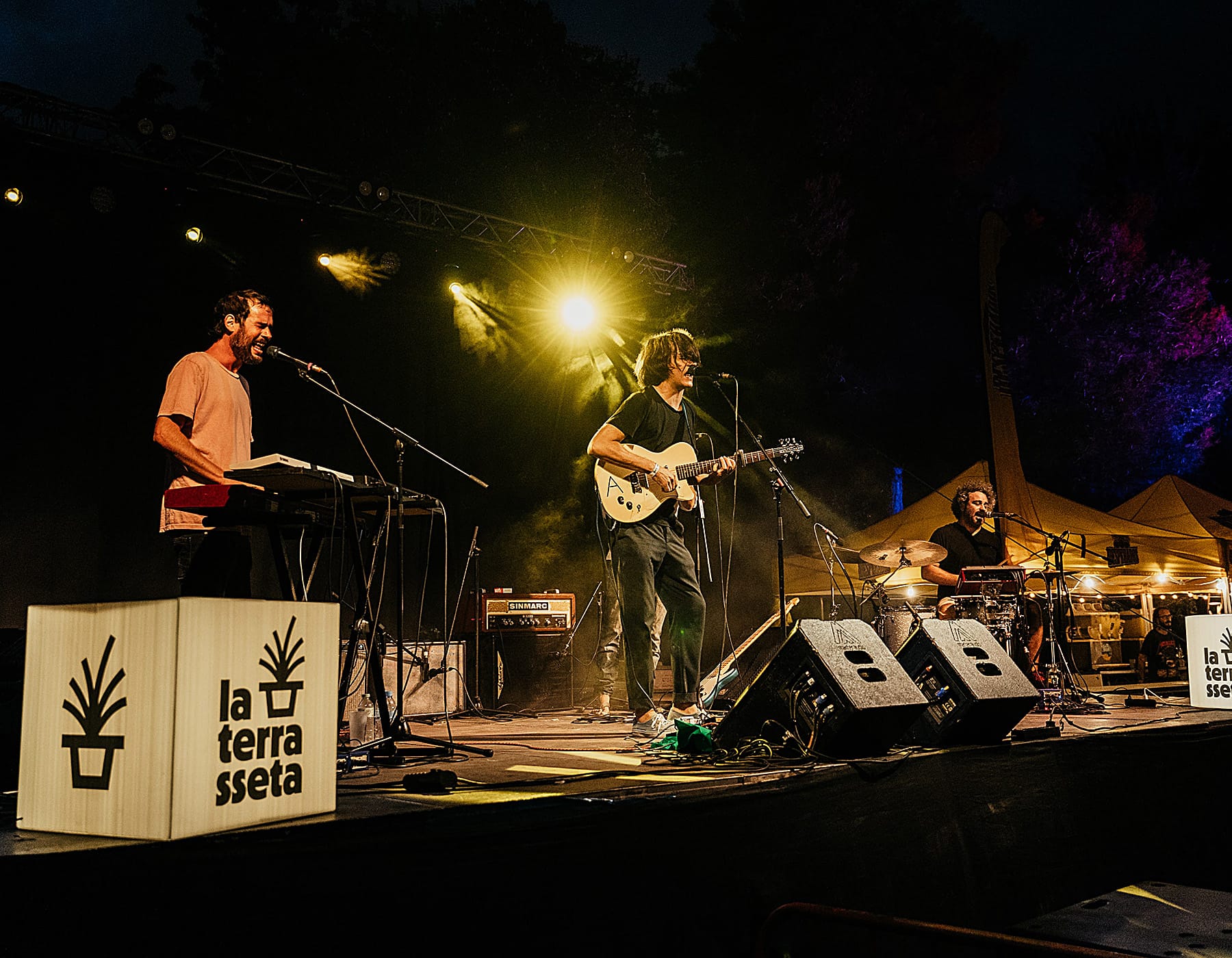 — Cubs — 4 Cubs il·luminats per a festivals, congressos, festes. Per a interior i exterior en diferents tamanys.