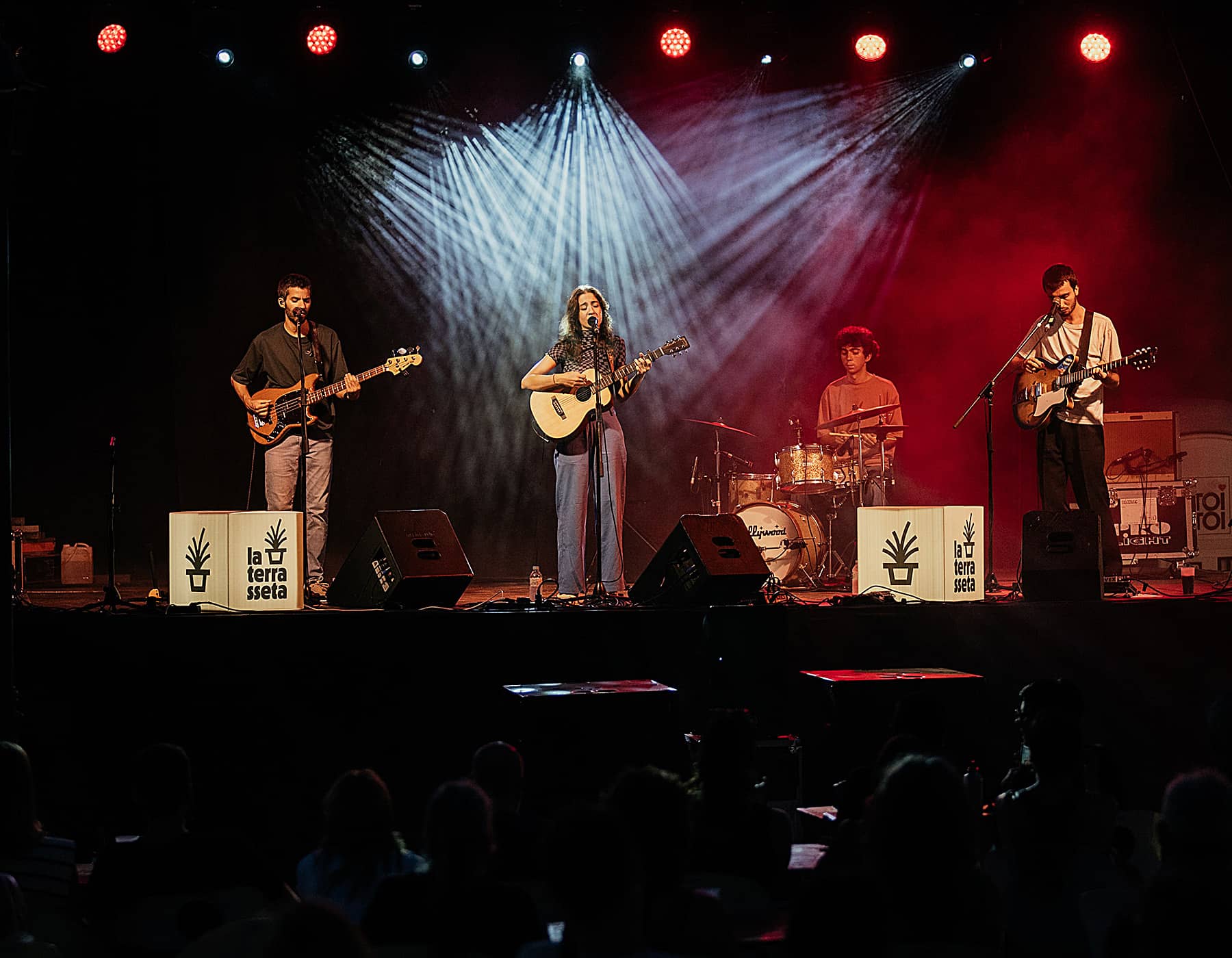 — Cubs — 3 Cubs il·luminats per a festivals, congressos, festes. Per a interior i exterior en diferents tamanys.